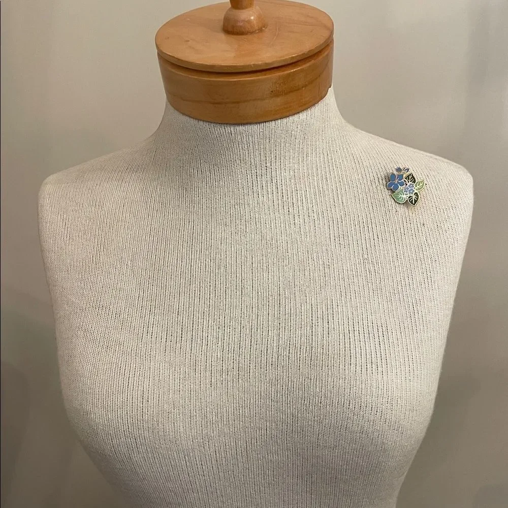 Vintage Hallmark Cards Inc. Forget - Me - Not Flower Enamel Cloisonné Pin Brooch